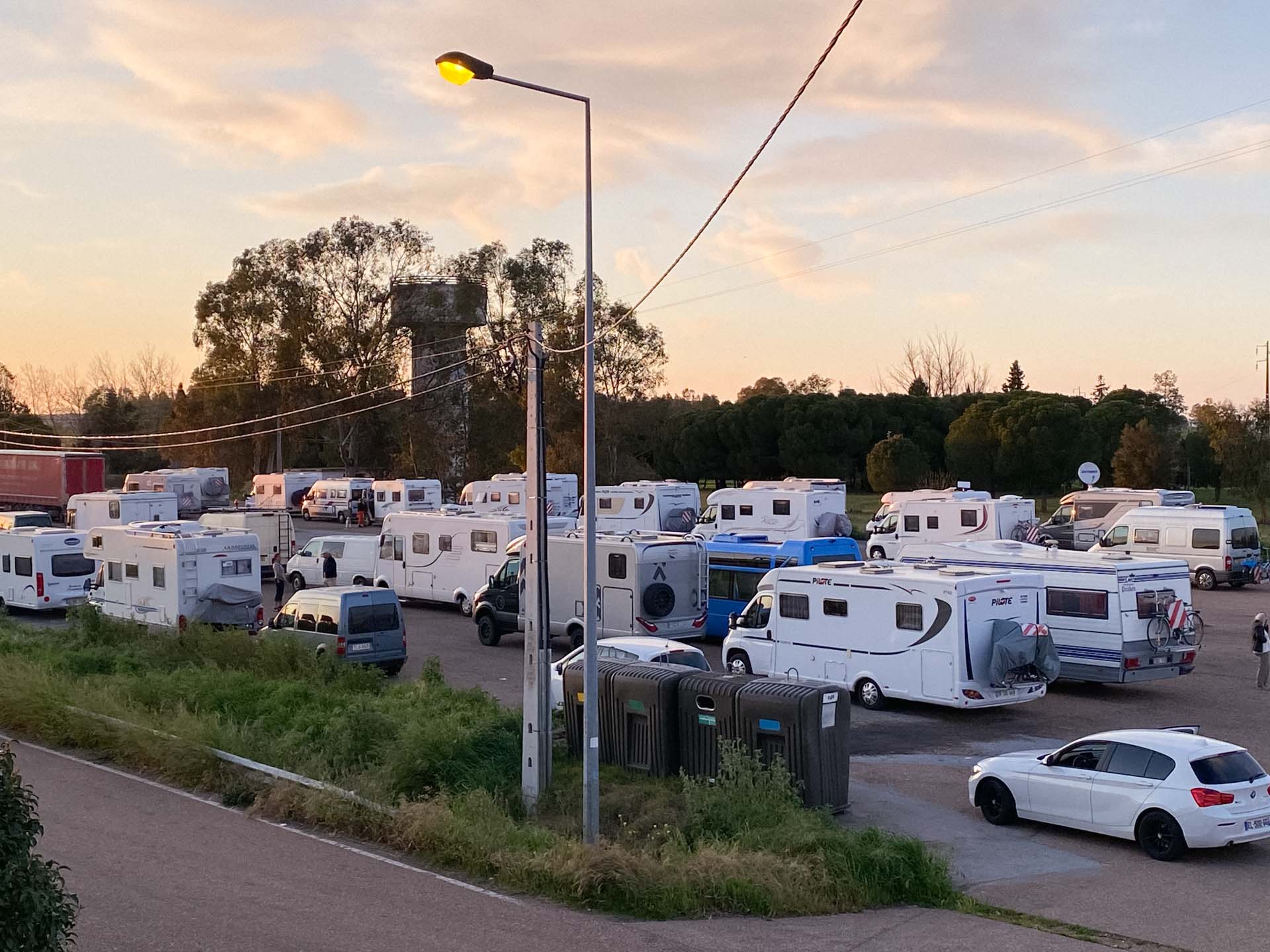 Portugal – Camper, Wohnmobile warten an der Grenze zu Spanien auf die Einreise