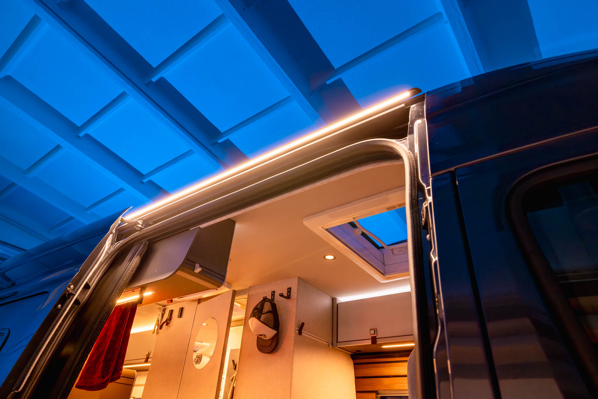 Regenrinne mit LED für das Sprinter Wohnmobil